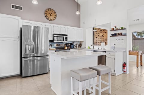Kitchen or kitchenette, Dining area, dishwasher, minibar, pet friendly, stove, toaster