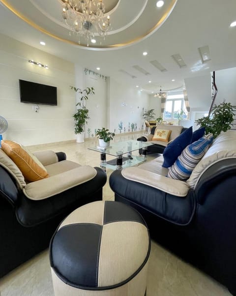 Communal lounge/ TV room, TV and multimedia, Living room, Seating area, Evening entertainment