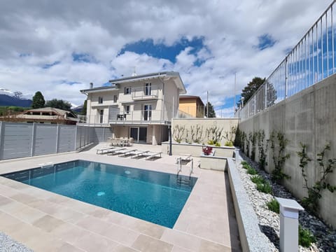 Property building, Patio, Patio, Balcony/Terrace, Balcony/Terrace, Swimming pool, Inner courtyard view, Parking, sunbed