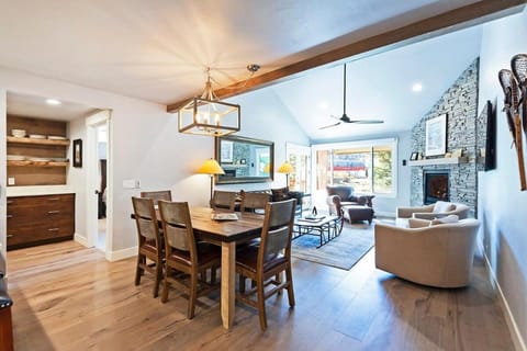 4 BDR Ski in Out Condo with Charming Mountain Views House in Park City