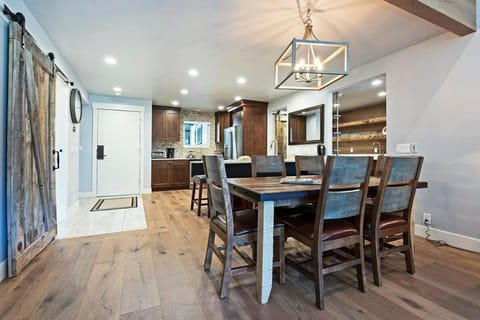 4 BDR Ski in Out Condo with Charming Mountain Views House in Park City