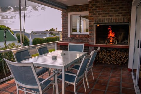 Patio, BBQ facilities, Dining area, fireplace, fireplace