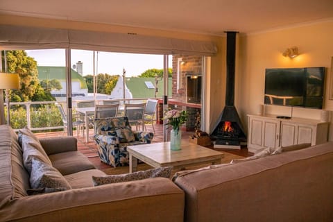 TV and multimedia, Living room, Seating area, fireplace