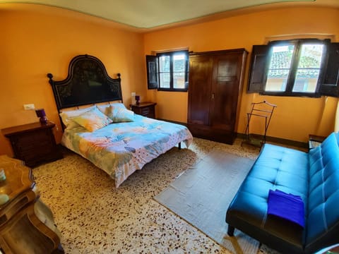 Photo of the whole room, Bedroom