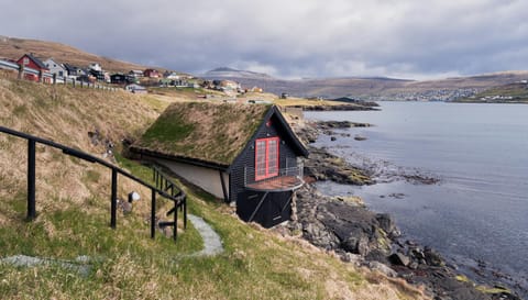 Property building, Nearby landmark, Day, Neighbourhood, Mountain view, Sea view