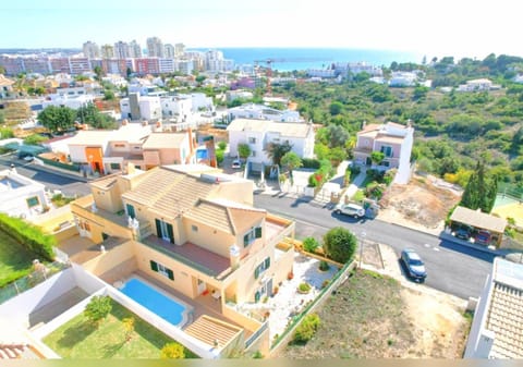 Property building, Neighbourhood, Natural landscape, Bird's eye view, City view, Pool view, Sea view, Street view, Swimming pool, Location, Parking