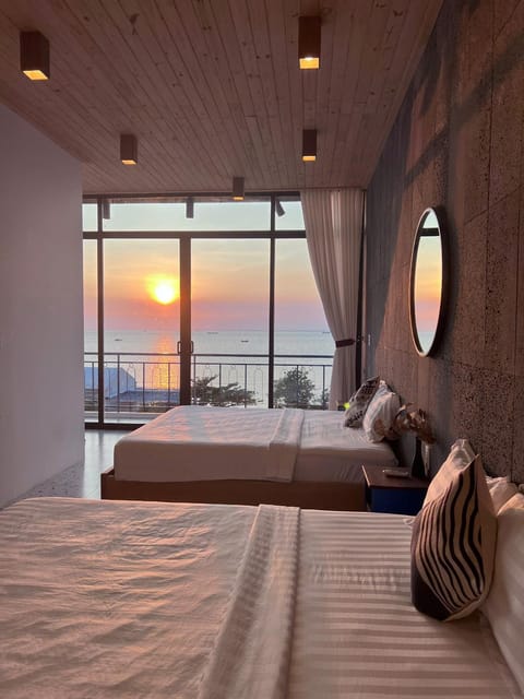 Bed, Natural landscape, Photo of the whole room, Bedroom, Sea view, Sunrise, Sunset