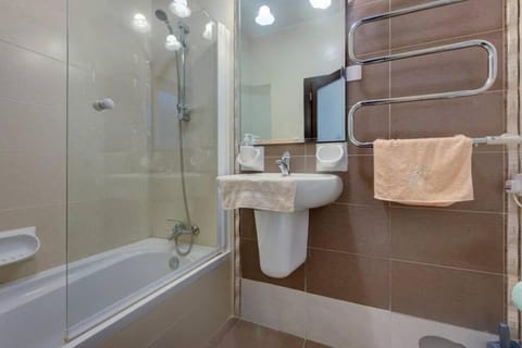 Shower, Toilet, Bathroom, Bath, towels