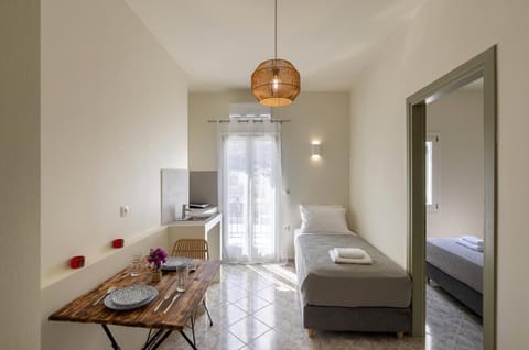 Bed, Photo of the whole room, Dining area, Bedroom, towels