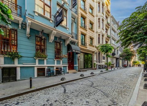 Property building, Day, Neighbourhood, City view, Street view, Location