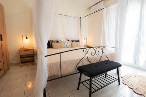 Bed, Living room, Photo of the whole room, Seating area, Bedroom, air conditioner