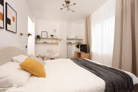 Bed, TV and multimedia, Bedroom
