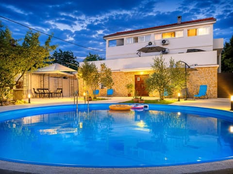 Property building, Swimming pool, sunbed