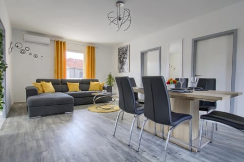 Living room, Dining area