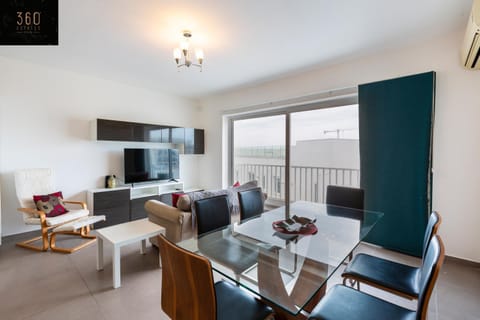 Communal lounge/ TV room, TV and multimedia, Kitchen or kitchenette, Living room, Seating area, Dining area, Evening entertainment