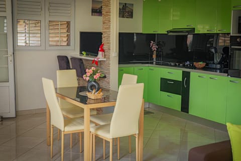 Kitchen or kitchenette, Meals, kitchen