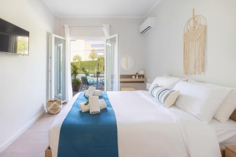 Bed, TV and multimedia, Bedroom, towels, air conditioner