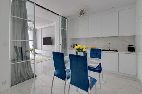 TV and multimedia, Kitchen or kitchenette, Seating area