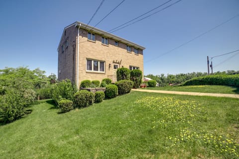 3 Mi to Downtown Pittsburgh Home with Balcony! House in Pittsburgh