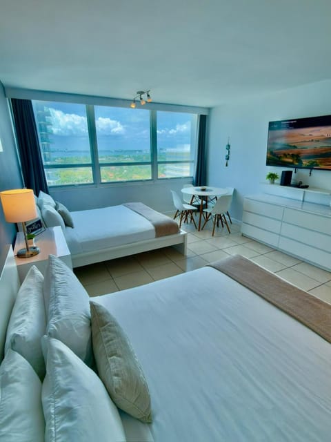 Bed, TV and multimedia, Living room, Photo of the whole room, Seating area, Bedroom