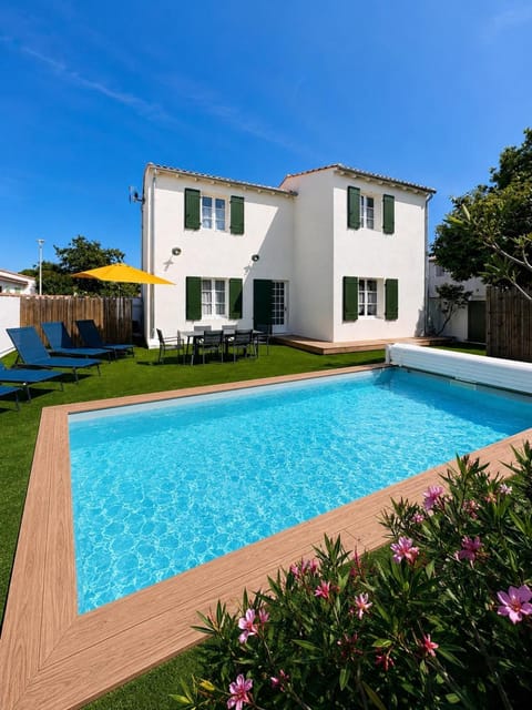 Property building, Garden, Garden view, Pool view, Swimming pool, sunbed