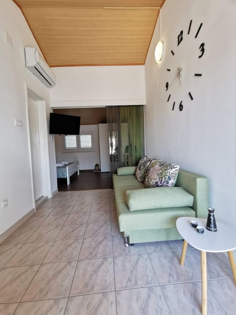 TV and multimedia, Living room, Seating area, air conditioner