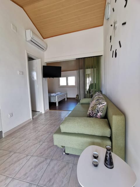 TV and multimedia, Living room, Seating area, air conditioner