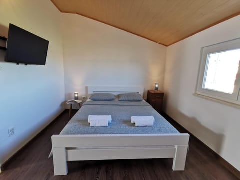 Bed, TV and multimedia, Bedroom, towels