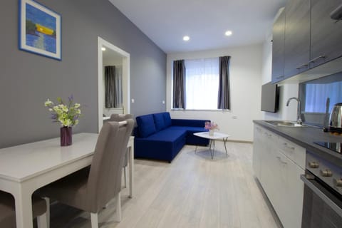 TV and multimedia, Kitchen or kitchenette, Living room, Seating area, Dining area, pet friendly, stove