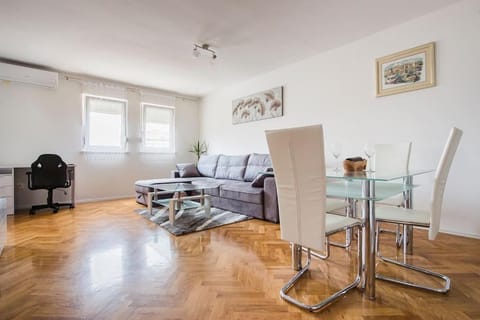 Apartment Jully Apartment in Podstrana