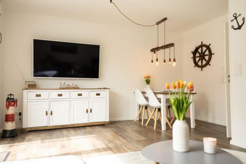 TV and multimedia, Living room, Dining area, Evening entertainment