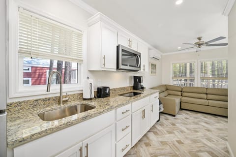 Kitchen or kitchenette, pet friendly, stove