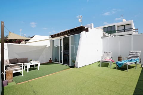 Property building, Balcony/Terrace, Living room