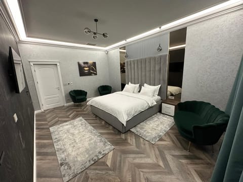Bed, Photo of the whole room, Seating area, Bedroom
