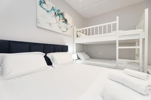 Vila Feliz - Premium Rooms with Free Private Parking Bed and Breakfast in Vlorë