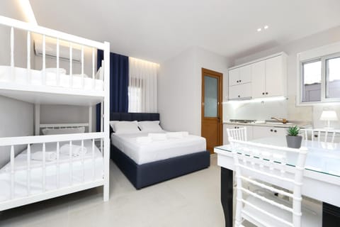 Vila Feliz - Premium Rooms with Free Private Parking Bed and Breakfast in Vlorë