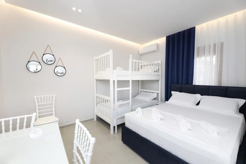 Vila Feliz - Premium Rooms with Free Private Parking Bed and Breakfast in Vlorë