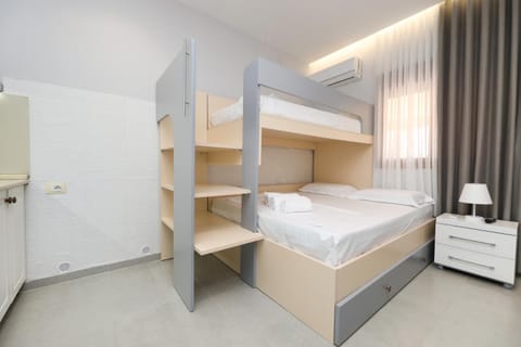 Vila Feliz - Premium Rooms with Free Private Parking Bed and Breakfast in Vlorë