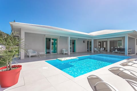 Swimming pool, sunbed