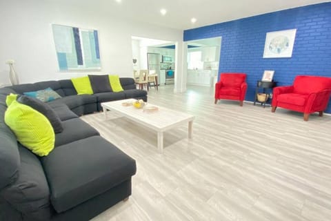 Royal Luxe Pool Home near Ft Laud airport and each House in Lauderdale Lakes