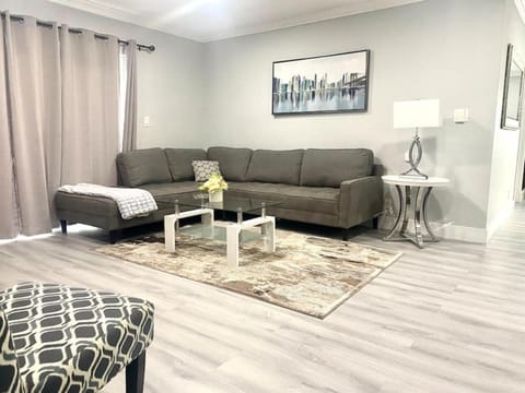 Fun Pool Home with ping pong near Beaches and Airport House in Oakland Park