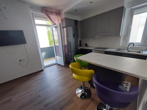 TV and multimedia, Kitchen or kitchenette, Seating area, Dining area, stove