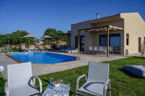 Property building, Patio, Day, Pool view, Swimming pool, sunbed