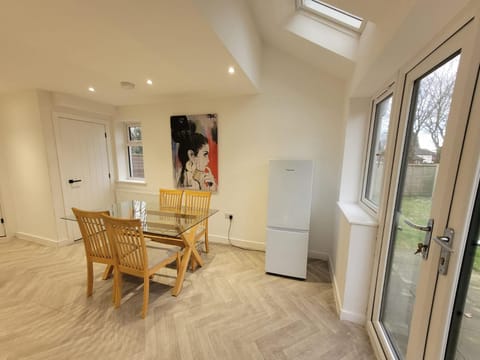 Kitchen or kitchenette, Seating area, Dining area, oven