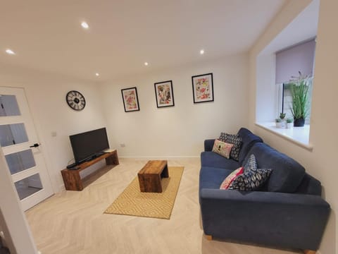 Communal lounge/ TV room, TV and multimedia, Living room, Seating area, Evening entertainment