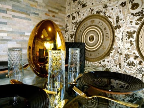 Stunningly Opulent Gold Apartment Near Sheffield FULL SKY TV Apartment in Rotherham