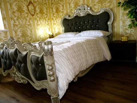 Stunningly Opulent Gold Apartment Near Sheffield FULL SKY TV Apartment in Rotherham