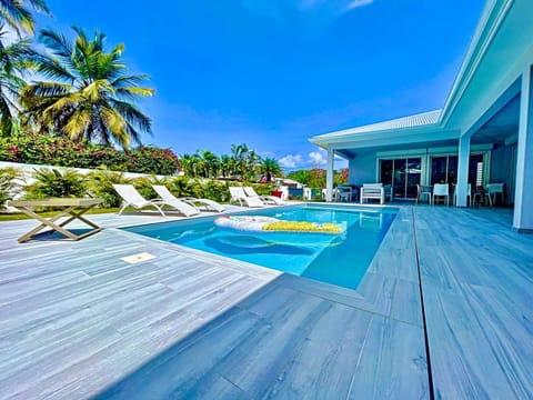 Property building, Day, Garden, Swimming pool, sunbed