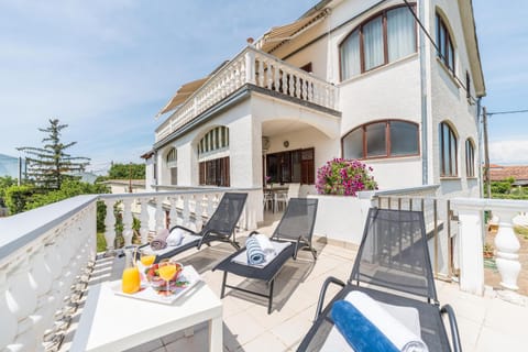 Property building, Day, View (from property/room), Balcony/Terrace, Seating area, City view, Garden view, Time of day, Sunset, Quiet street view, Inner courtyard view, sunbed