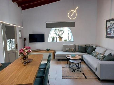 TV and multimedia, Living room, Seating area, Dining area